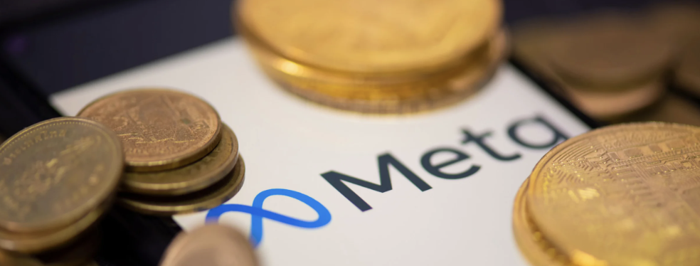 Ein Smartphone, auf dem Münzen liegen und das Meta-Logo zu sehen ist.